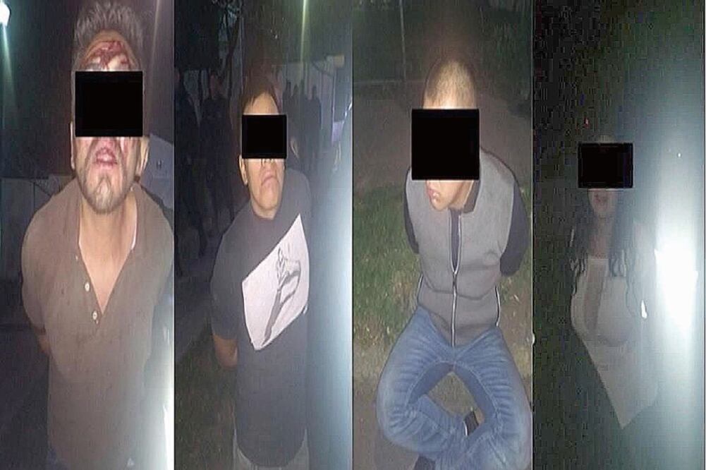 Durante la revisión preventiva a los presuntos se les encontró una pistola nu eve milímetros Carl Walter, con 29 cartuchos útiles y nueve bolsitas con marihuana. (ESPECIAL)