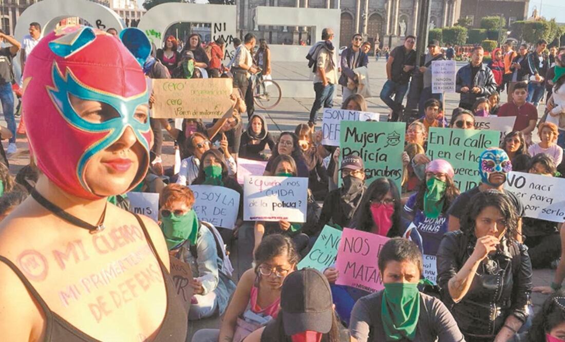 Réplica. Más de 200 personas protestaron frente al palacio de gobierno de Toluca. Foto: XIMENA GARCÍA. EL UNIVERSAL
