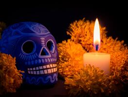 Día de Muertos 2025: ¿por qué se pone una vela blanca en la ofrenda para las almas desconocidas?