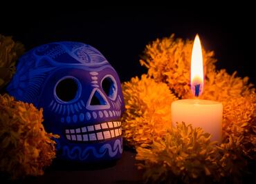 Día de Muertos 2025: ¿por qué se pone una vela blanca en la ofrenda para las almas desconocidas?