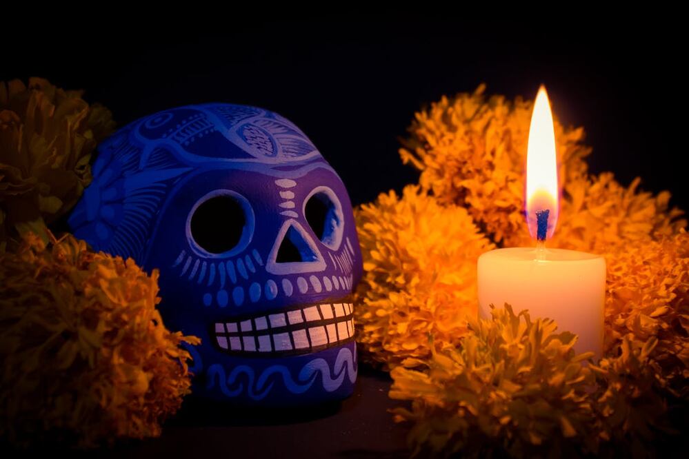 Poner una vela blanca en el altar de muertos para las almas desconocidas representa la pureza y la hospitalidad universal. Foto: Pexels