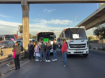 Transportistas bloquean la México-Querétaro a la altura de Perinorte; acusan a Fiscalía de Edomex de fabricar delitos