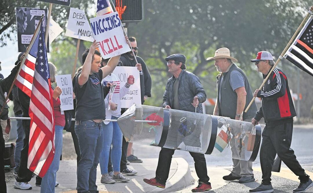 Trabajadores del Laboratorio de Propulsión a Chorro de la NASA, en una protesta por vacunas. Foto: Robyn Beck/ AFP.