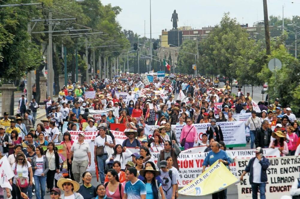Maestros disidentes continuaron con sus protestas y ayer marcharon de la Plaza de las Tres Culturas, en Tlatelolco, a la Secretaría de Gobernacion (FERNANDO RAMÍREZ. EL UNIVERSAL)