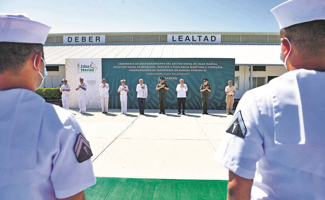 El presidente Andrés Manuel López Obrador y autoridades castrenses revisaron los trabajos en la Isla María Madre. Foto: Especial