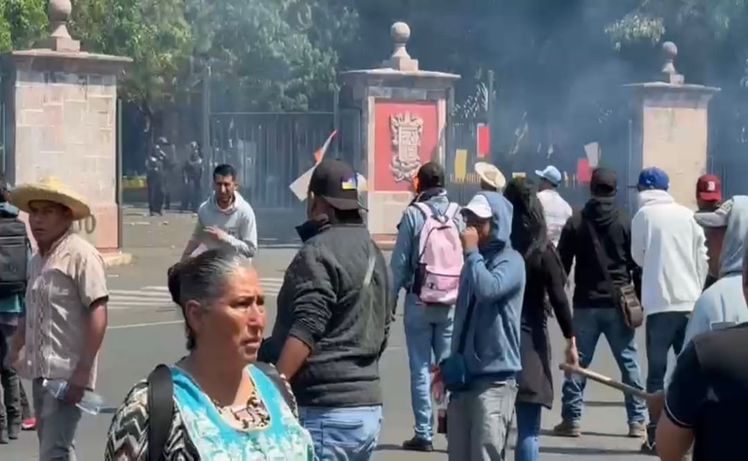 Pobladores se enfrentan con antimotines en Casa Michoacán. Foto: Charbell Lucio