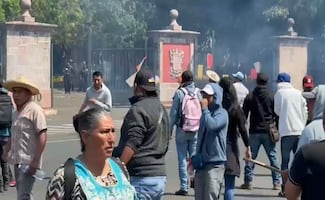 Pobladores de Sevina se enfrentan con antimotines en Casa Michoacán; exigen seguridad tras ataque armado