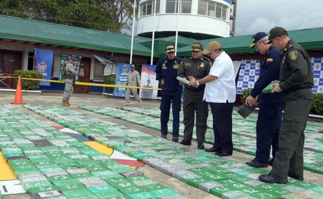 Autoridades militares y policiales de Colombia inspeccionan este 6 de marzo un cargamento de cocaína confiscado en las últimas horas en ese país (Ministerio de Defensa de Colombia)