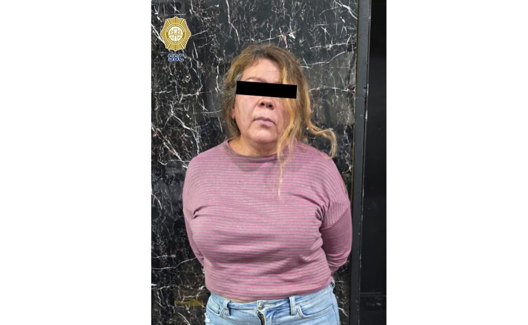 Una mujer fue detenida por policías de la SSC por aparentemente haber sustraído varias cadenas de una joyería del Centro Histórico. Foto: Especial