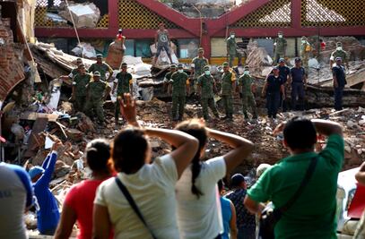 Remueven escombros del Palacio Municipal de Juchitán