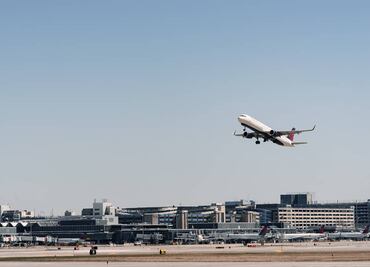 VIDEO: Detienen a pareja que cacharon teniendo relaciones en el baño de un avión