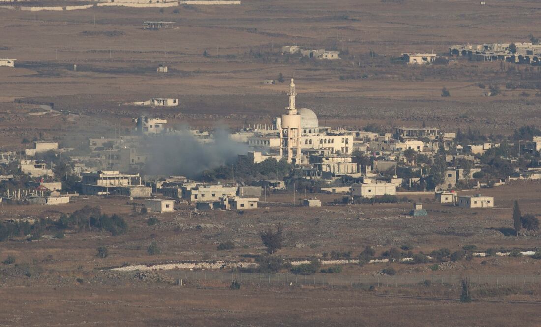 La ciudad fronteriza siria de El hmidaiah, controlada por rebeldes sirios que mantienen sus posiciones ante el ejército del régimen de Bachar al Asad, en una foto tomada desde los Altos del Golán (Foto: EFE)