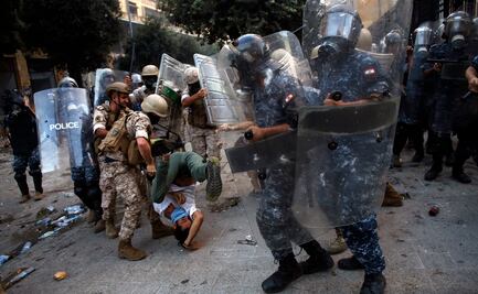 Un policía muerto y al menos 172 personas heridas en violentas protestas en Beirut