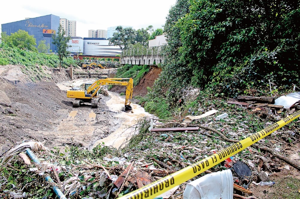 El cauce del río La Coyotera fue reducido de 30 metros a una tubería de 1.80 metros de diámetro, lo que provocó que se desbordara tras la lluvia (ESPECIAL)