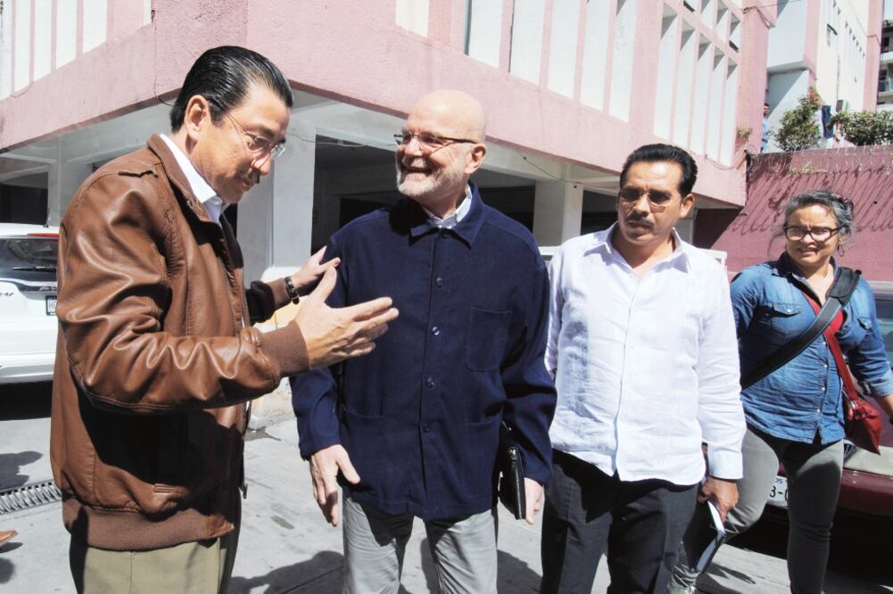 Padres de los 43 normalistas le dijeron a Michel Forst (segundo de izquierda a derecha) que en Guerrero se encarcela a los activistas. (JOSÉ HERNÁNDEZ. EL UNIVERSAL)