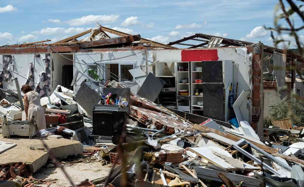 Se muestra una casa dañada después de que un tornado arrasara la pequeña localidad de Pomas, en el sur de Francia, dejando decenas de heridos el martes 25 de agosto de 2026. Foto: AP