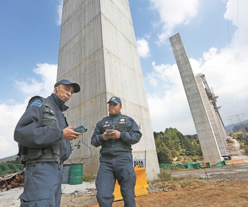 La autoridades del Estado de México prevén que los trabajos del Tren Interurbano México-Toluca concluyan en 2021; mientras, dispusieron de policías estatales para resguardar el perímetro de la obra. Foto: JORGE ALVARADO. EL UNIVERSAL