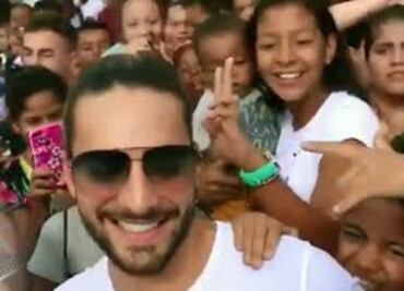 Maluma repartió regalos en barrios de Medellín