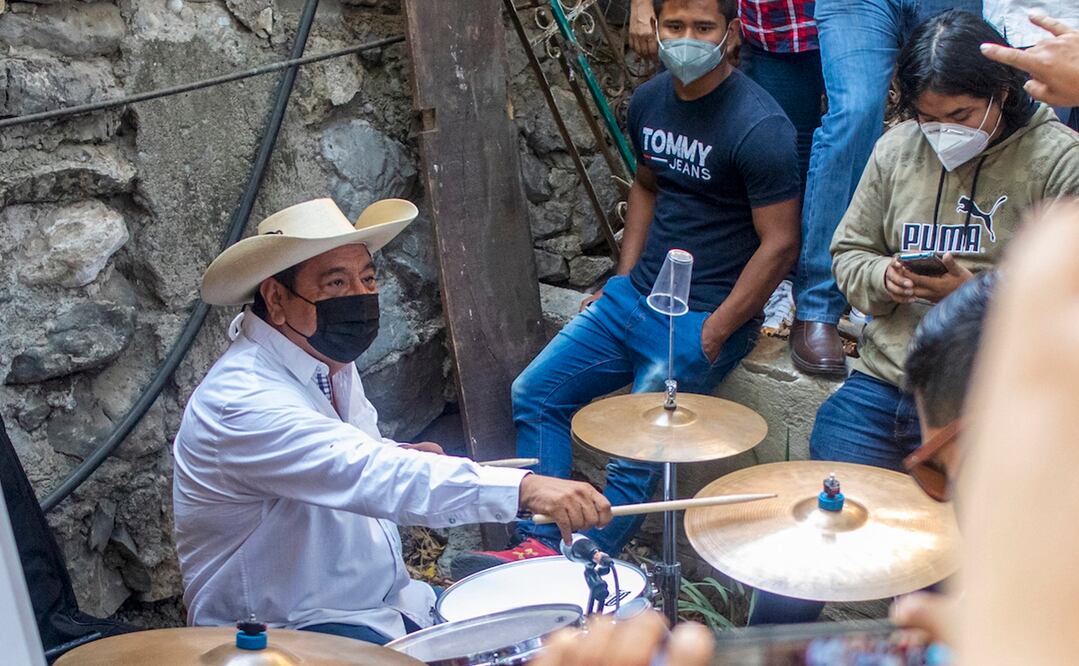 El senador con licencia, Félix Salgado, se consuela tocando la batería en Guerrero, tras enterarse de que no le autoriza ron competir en los comicios. Fotos: Cortesía Óscar Guerrero
