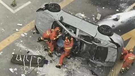2 personas mueren tras la caída de un automóvil inteligente en China