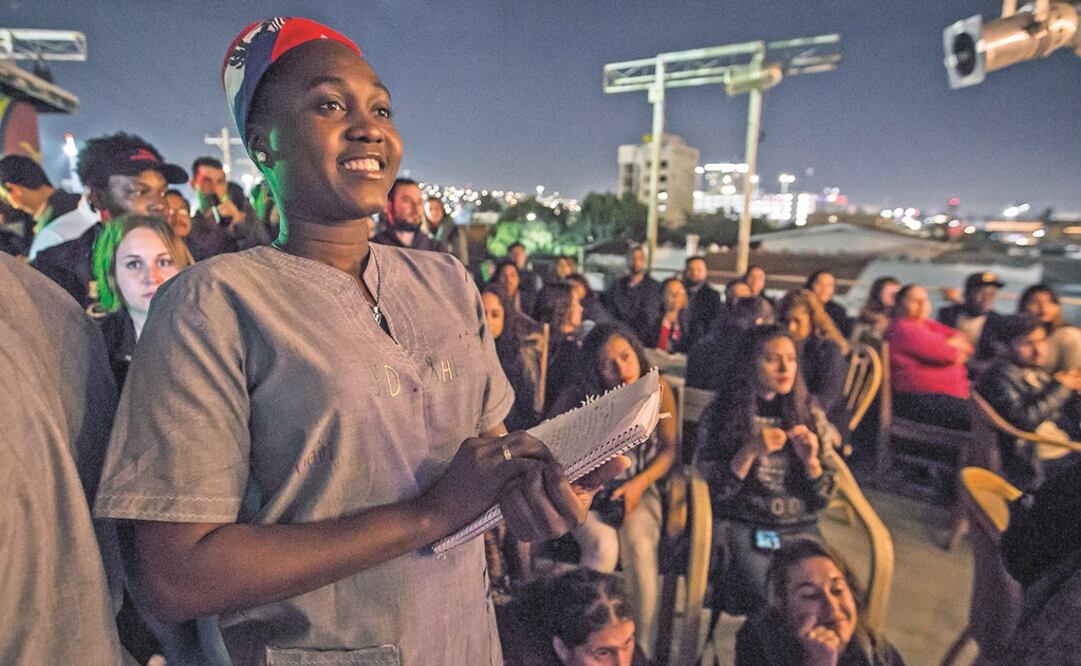 Previo a la llegada de la caravana migrante, haitianos residentes en Tijuana celebraron la Noche Multicultural en la Casa del Túnel, cerca del muro fronterizo. Foto: CUARTOSCURO