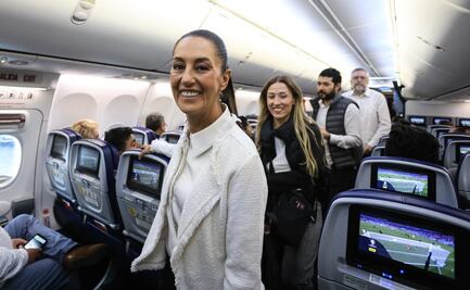 VIDEO Entre selfies y frases de apoyo, Sheinbaum viaja a primera gira de trabajo con AMLO