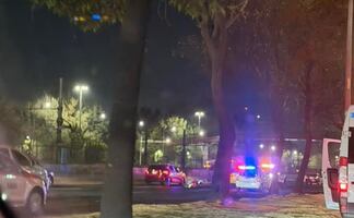 Muere motociclista sobre calzada Ignacio Zaragoza; policías resguardan la zona