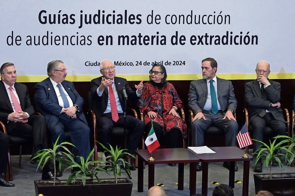 Ken Salazar, embajador de EU en México, participó en la presentación de las Guías judiciales junto a la presidenta de la Corte, Norma Lucía Piña. Foto Especial