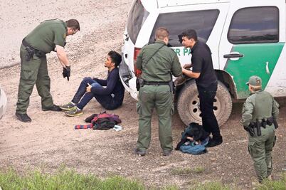 Hallan a 44 inmigrantes en camiones refrigerados