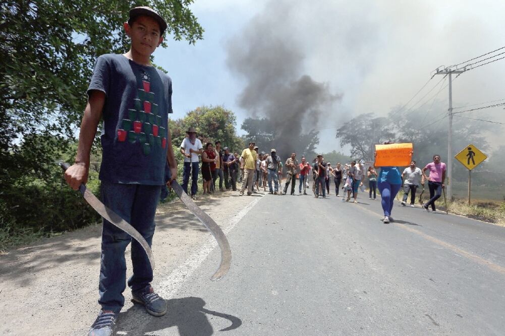 Los manifestantes exigían la liberación de 12 personas que fueron consignadas ante la PGR por violación a la Ley Federal de Armas de Fuego (CARLOS ARRIETA. EL UNIVERSAL)