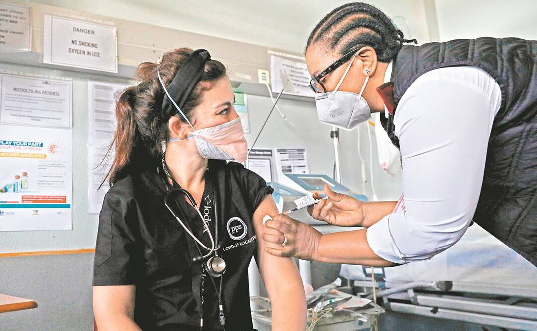 Una doctora recibe una vacuna contra el Covid de Johnson & Johnson, en Pretoria. Foto: Phill Magakoe. AFP
