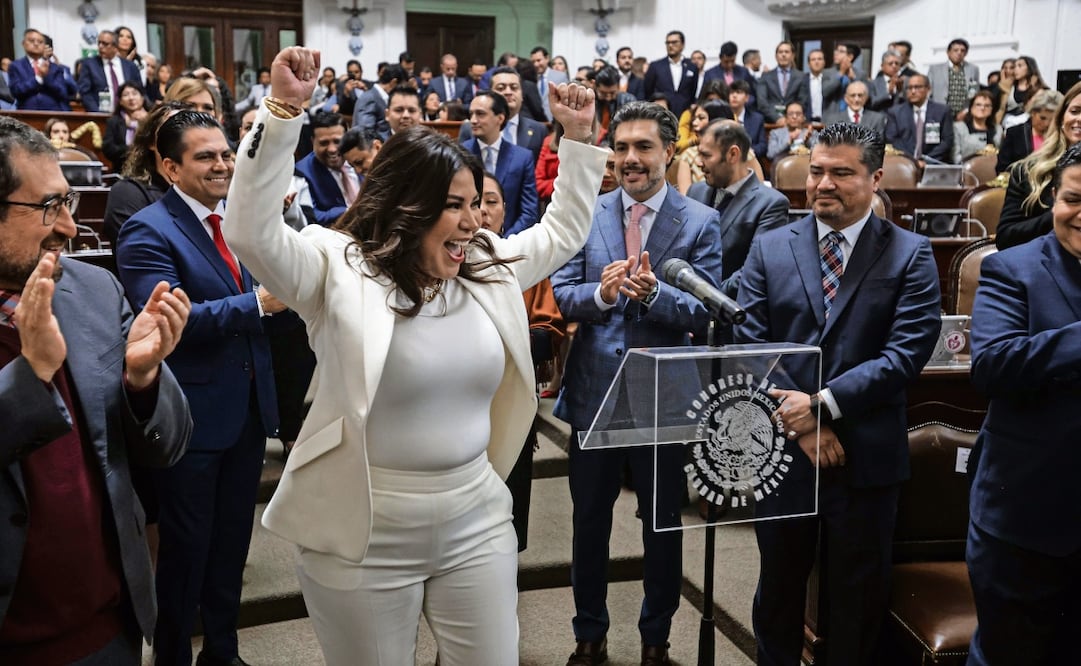 Lourdes Paz Reyes se acercó feliz a rendir protesta como alcaldesa de Iztacalco, mientras sus compañeros le aplaudían.  Foto: Gabriel Pano | El Universal