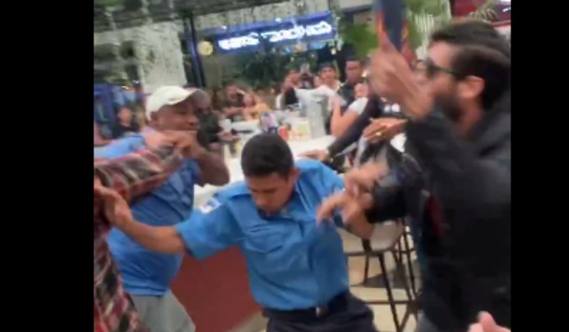 Activistas y personal de seguridad se agarraron a golpes durante una protesta en un reconocido centro comercial de Caracas para rechazar la discriminación a la comunidad LGBT Foto: X @ReporteYa