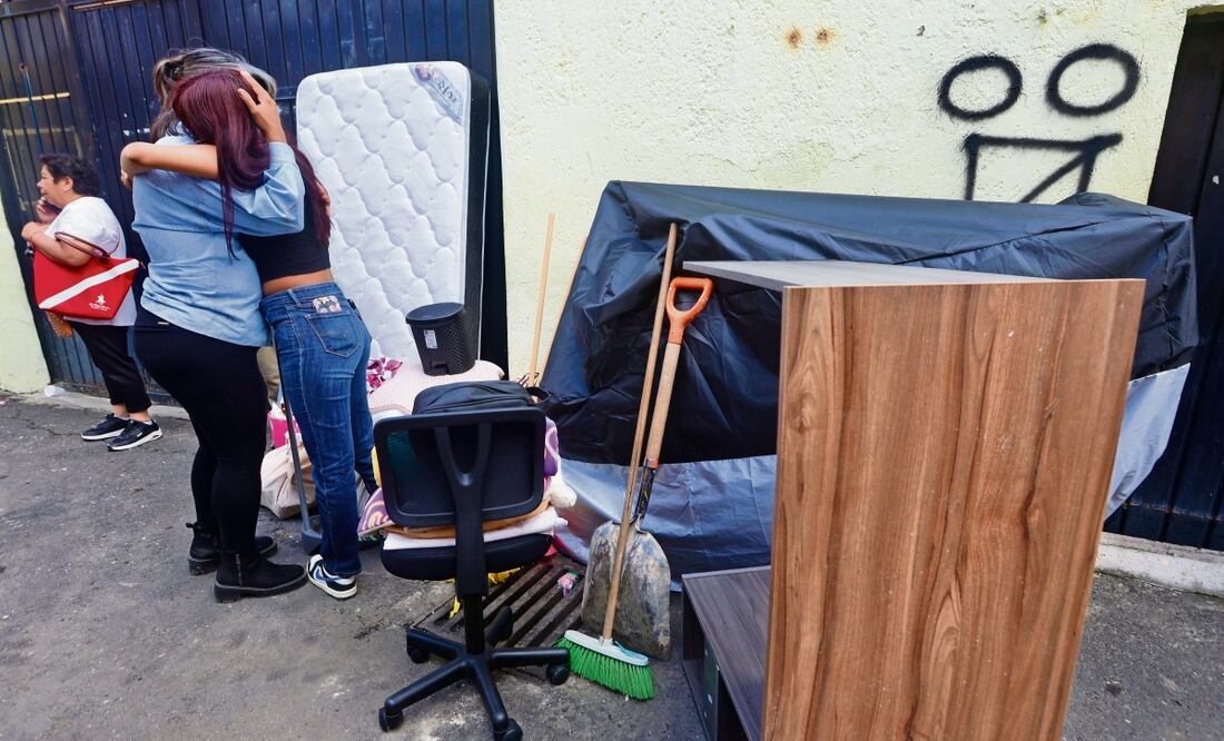 Karla —universitaria que el día de la explosión no estuvo en el departamento que rentaba, pues se fue con sus papás a Chalco— acudió ayer por sus pertenencias, ya que el inmueble donde vivía está dañado. Foto: Valente Rosas | El Universal