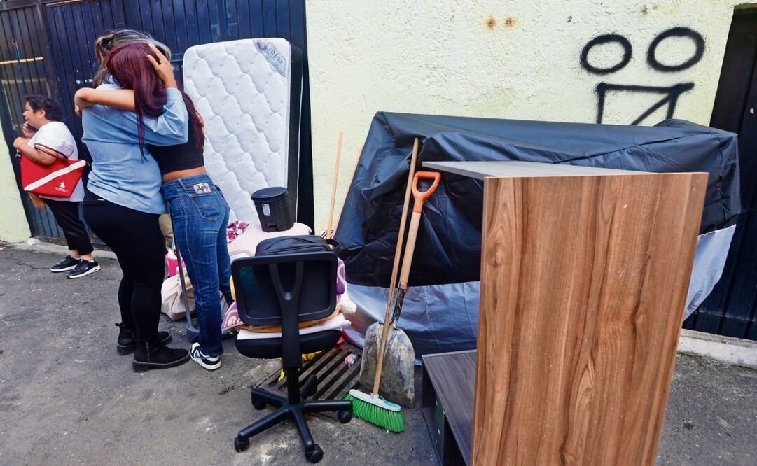 Karla —universitaria que el día de la explosión no estuvo en el departamento que rentaba, pues se fue con sus papás a Chalco— acudió ayer por sus pertenencias, ya que el inmueble donde vivía está dañado. Foto: Valente Rosas | El Universal