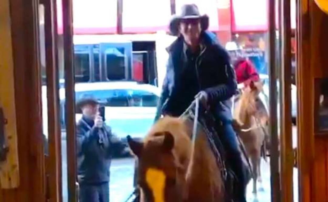 Jeff Bezos marcó el comienzo del nuevo año de manera inusual: entró a caballo en la tienda de ropa de cowboy.