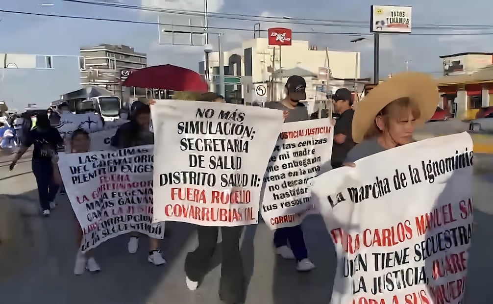 La manifestación inició en la funeraria Latinoamericana, una de las señaladas por los familiares en el caso. | Foto: Especial.