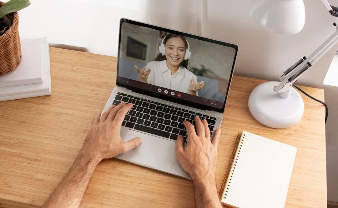 Hay una importante razón por la que deberías cubrir la cámara de la computadora. Foto: Freepik