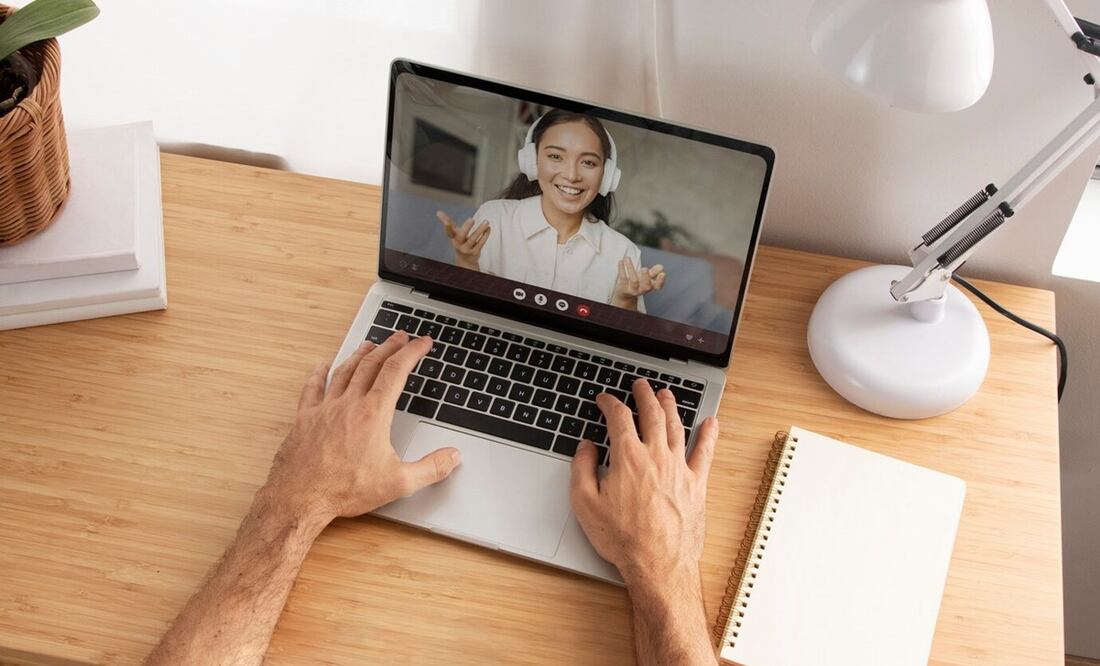 Conoce la razón por la que deberías apagar el micrófono de la computadora. Foto: Freepik