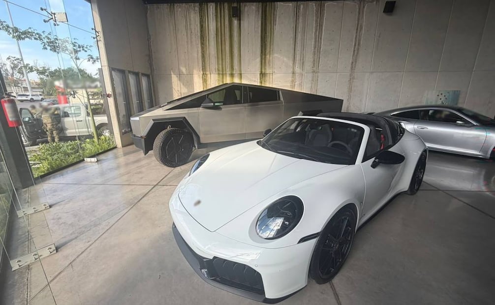 Automóviles cybertruck (atrás) y porsche (adelante), asegurados a "El Amarillo", presunto líder de una célula criminal de la facción de "Los Rusos" del Cártel de Sinaloa. Foto: Gabinete de Seguridad
