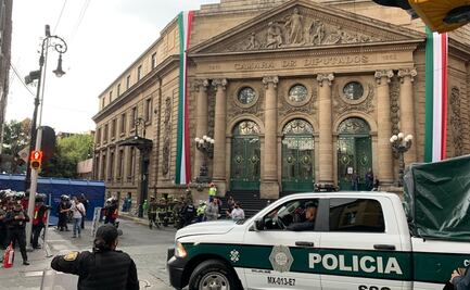 Policías encapsulan a feministas en marcha por despenalización del aborto en la CDMX