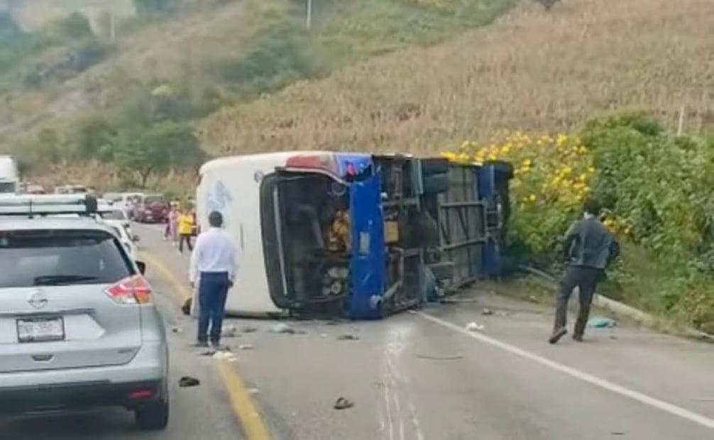 Vuelca camión que transportaba indígenas en Chiapas (07/12/2025). Foto: Especial