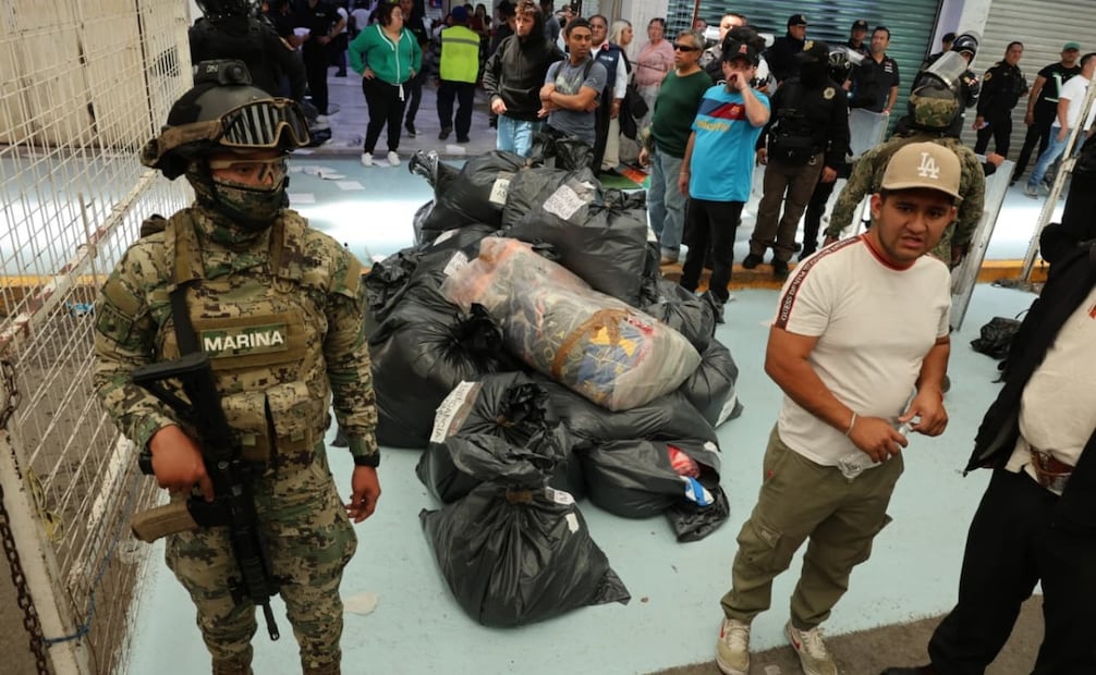 Aseguran mercancía deportiva pirata en operativo en Tepito previo al Mundial 2026. Foto: Luis Camacho / EL UNIVERSAL