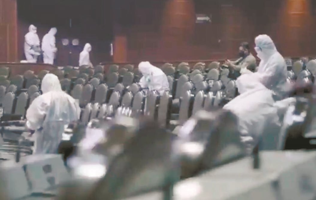 Personal especializado sanitizó ayer el salón de plenos de la Cámara de Diputados, las oficinas de los 500 diputados y las áreas comunes. Foto: TOMADA DE VIDEO