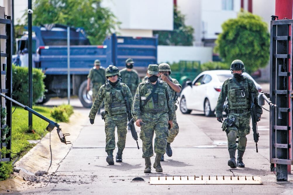 De acuerdo con los opositores, la iniciativa militariza la seguridad pública y restringe el derecho de la ciudadanía a la misma. ()