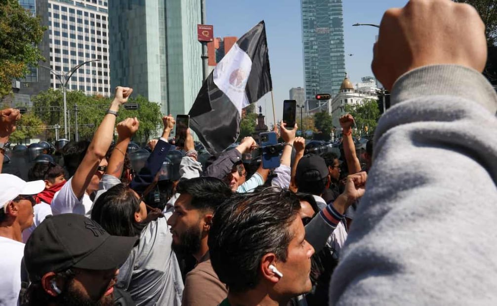 Aspectos Marcha Generación Z, el cual solo recorrió del Ángel a la Glorieta de las mujeres que luchan, en dónde una línea de policías les impidió el paso. Foto: Luis Camacho / EL UNIVERSAL.