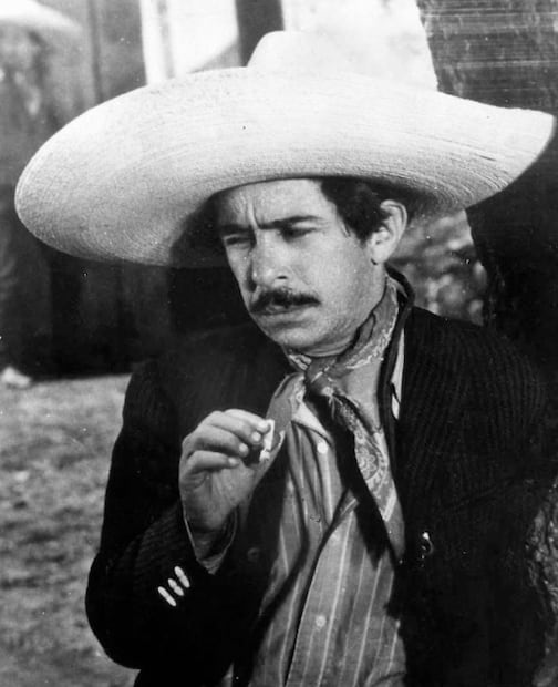 “El Chicote” inició su carrera en 1927 en una carpa en la que cantaba, hacia sainete, trozos de zarzuela, dramas y comedias.