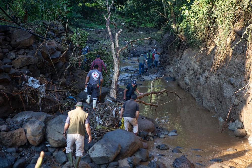 Personal de Protección Civil municipal y estatal, Policía Michoacán y Ejército Mexicano continúan con las labores de búsqueda y remoción de escombros (Foto: Rodolfo Ayala / EL UNIVERSAL)
