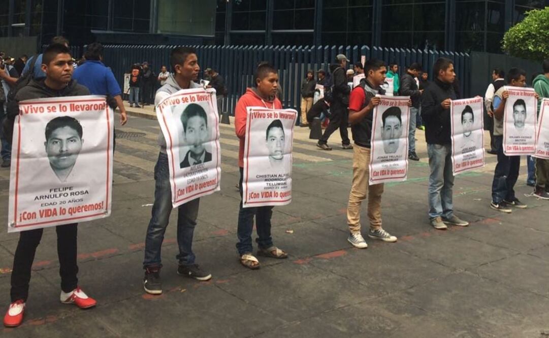 Los padres de los 43 estudiantes y alumnos de la normal Raúl Isidro Burgos realizan un mitin afuera de las instalaciones de la PGR. Foto: Astrid Sánchez / EL UNIVERSAL