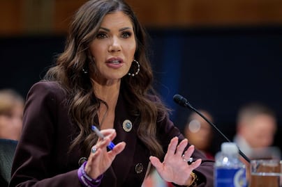 Tunden a Kristi Noem por política migratoria; la secretaria de Seguridad Nacional de EU compareció en el Congreso